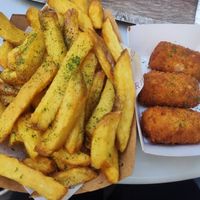 Fries and vegan croquettes at Friet Elite in Maastricht