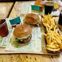 Patatas fritas, hamburguesas de "no-pollo" y barbacoa, Cocacola y ice-tea edulcoradas con stevia at Vedang - green burger | Mall of Berlin in Berlin
