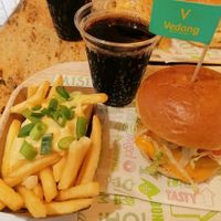 Menú 2 - hamburguesa con queso, patatas con salsa de queso y bebida, cola edulcorada con stevia at Vedang - green burger | Mall of Berlin in Berlin