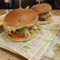 Barbecueburger, dahinter Cheeseburger at Vedang - green burger | Mall of Berlin in Berlin