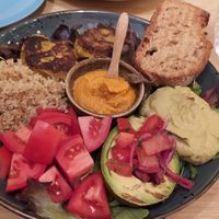 Plato del menú al gusto (base de mezclum, tomate, quinoa, falafel, aguacate brasa, hummus) at Bar Hola Flora in Burgos