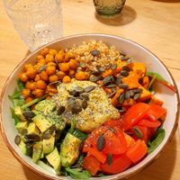 Buddha bowl con garbanzos asados 😋 at Bar Hola Flora in Burgos