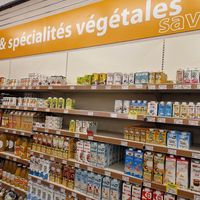 Plant milk drinks and creams at Biomonde in Saint-brevin-les-pins