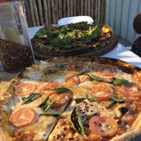 Plant based pizza,a mangiare tutti insieme 👌🏻🌱 at Jonny Como Pizza in Playa Del Carmen