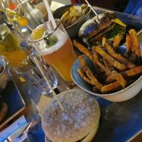 Sonnengrus Burger mit Süßkartoffelpommes und dem Sommerwind cocktail at Hans im Glück in Wiesbaden