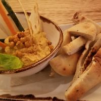 Hummus y Nan at Margarito in Bilbao