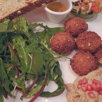Market food de falafel babaganoush y aguacate a la plancha at Margarito in Bilbao
