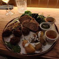 Plato combinado de falafel patatas y puerro at Margarito in Bilbao