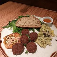 Falafel, boniato asado con pesto rojo, fusilli con pesto, ketchup casero, pan de masa madre y ensalada verde at Margarito in Bilbao