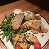 Pollo marinado a la brasa, mayonesa oriental, patatas salteadas con ali oli vegano, verduras a la brasa con romesco, pan de masa madre y ensalada verde at Margarito in Bilbao