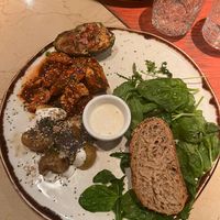 Émincés de poulet épicés, 4 pommes de terre grenaille et un demi avocat grillé at Margarito in Bilbao