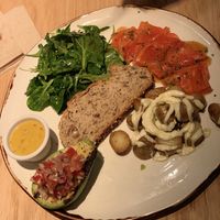 Otro plato similar al anterior con un aguacate con pico de gallo. 
De entrante hay unos totopos de maíz don “chilli no carne” vegetariano que están buenismos!  at Margarito in Bilbao