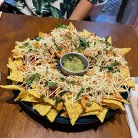 Los nachos estaban muy picantes y la salsa era escasa. Pero nos dieron mas salsa sin pagar un extra, así que muy guay.  at Vegan Junkies in Lisbon