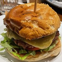 El aspecto no es de 10 pero el sabor es INCREIBLE. Por dentro trae un bacon vegano que en mi opinión no le aporta mucho. Pero muy muy deliciosa.  at Vegan Junkies in Lisbon