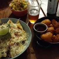 Nachos, Cauliflower Wings, mac n cheese at Vegan Junkies in Lisbon