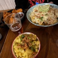 cauliflower wings, mac & cheeze & nachos at Vegan Junkies in Lisbon
