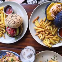 Left: the Mathematics burger, right: the Notorious BIG, both with a homemade patty at Vegan Junkies in Lisbon