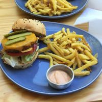 beyond meat cheeseburger and the pulledjackfruit burger at Vegan Junkies in Lisbon
