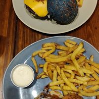 Jackfruit und Beanpattie Burger at Vegan Junkies in Lisbon