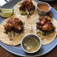 Fajitas de maíz con garbanzos y salsa chipotle  at Vegan Junkies in Lisbon