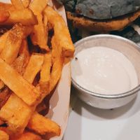 Burger de garbanzos con pan de cebolla roja at Vegan Junkies in Lisbon