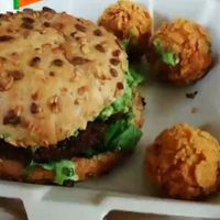 Súper recomiendo las hamburguesa de quinoa. Y viene acompañada con falafel o bolitas de papa (de gran tamaño) 😍😋🤤 at Trágame Tierra in Puebla