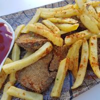 Breaded seitan and fries at Verde Gourmet in Jerez