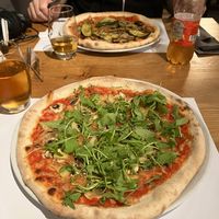 Pizza customisée avec champignons, ananas, rucola & fromage végan  at Dieci Pizza in Fribourg