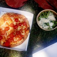 Rucola pizza (veggie) with Grana Padano and rucola on the side, that my friend had at Dieci Pizza in Rapperswil-jona