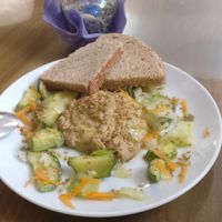 Hummus di ceci con semi di sesamo e pane, guarito con zucchine e carote at Un Punto Macrobiotico in Citta Di Castello