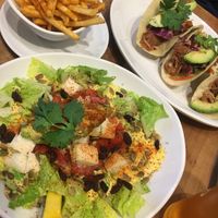 Salade et tacos façon coréenne  at Native Foods in Palm Springs