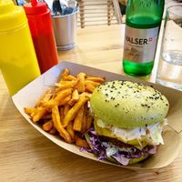 She Hulk burger at EnVie Vegan in Geneva