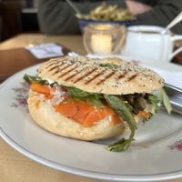 Karottenlachs Bagel 🥯  📸 @tomatenkind  at Café Rotkehlchen - Bayenthal in Cologne