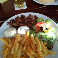 Das vegane gyros mit tzatziki und mayo tip und um Hintergrund falafel at Kult in Wurzburg