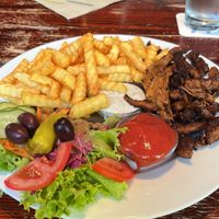 Veganes Gyros mit Pommes, Salat, veganem Tsatsiki und Ketchup (12,90 €)  at Kult in Wurzburg