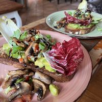 Avocado Toast mit Champignons   at Mayras Wohnzimmer in Bonn