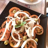 Tomaten-Zwiebel-Salat. Auch sehr gut wenn auch nichts besonderes. 4€ at Guep Cafe in Mallorca