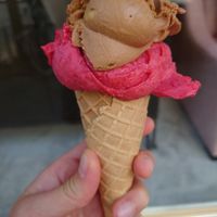 Himbeer-Minze und Macadamia-Schoko at I Am Love in Dusseldorf