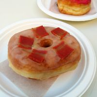 Maple-bacon & raspberry-vanilla at Scoop 'n Dough in Lisbon