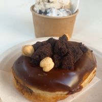 donut de chocolate y avellana. helado de cookies and cream y cookies and brownie at Scoop 'n Dough in Lisbon