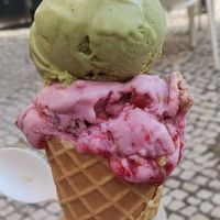 pistachio and raspberry cheesecake at Scoop 'n Dough in Lisbon