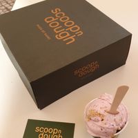 Gelado de cheesecake at Scoop 'n Dough in Lisbon