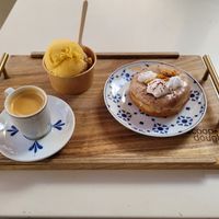 Kaffee, Pumpkin- und Mango Lassi Eis-Kugeln und Donut. at Scoop 'n Dough in Lisbon