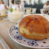 Brullê e soda com gelado at Scoop 'n Dough in Lisbon