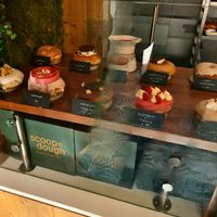 Donut display at Scoop 'n Dough in Lisbon