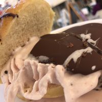 Um doughnuts em forma de sande  at Scoop 'n Dough in Lisbon