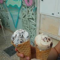 Helado de crema y galleta / vainilla y brownie at Scoop 'n Dough in Lisbon
