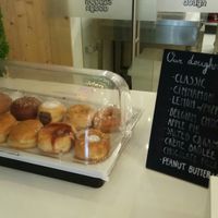 Variedad de Donuts at Scoop 'n Dough in Lisbon