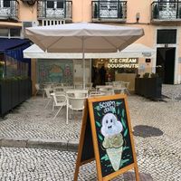 Entrance  at Scoop 'n Dough in Lisbon