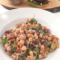 Especially here, I asked for vegan, but i wasn't so sure.......
It 's quinoa salad with chickpeas at Healthylicious in Mykonos